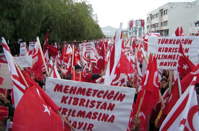 Kıbrıs Türkleri, 2004 referandumu için düzenlenen mitinglerde Türk askerlerinin adadan ayrılmasına karşı tutumunu ortaya koymuştu. KKTC'de yaklaşık 40 bin Türk askeri bulunuyor. Fotoğraf: AA